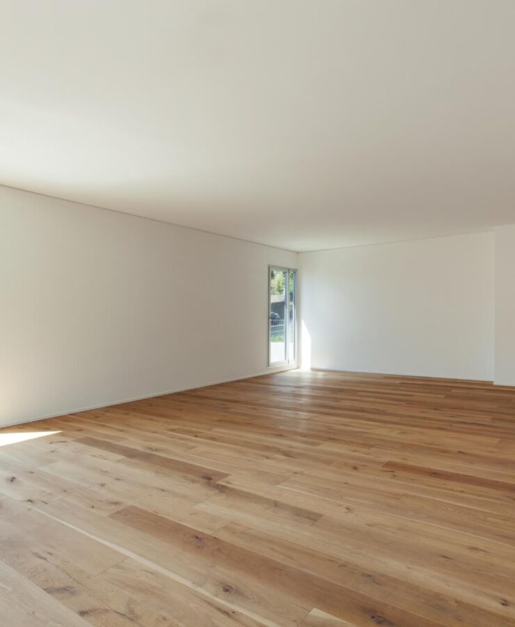 Jak dbać o drewnianą podłogę w domu? Poradnik