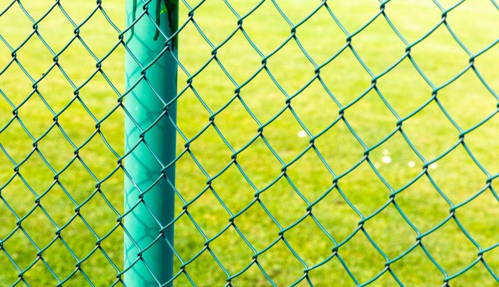 Jak zrobić ogrodzenie z siatki? Instrukcja krok po kroku