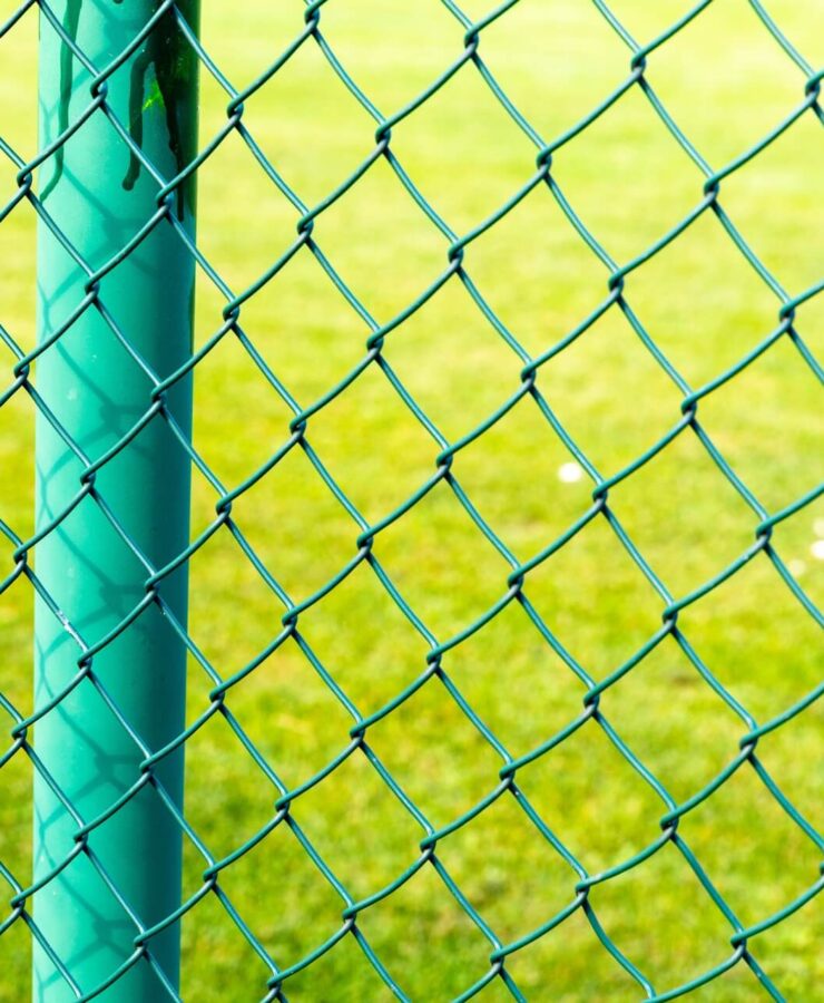 Jak zrobić ogrodzenie z siatki? Instrukcja krok po kroku