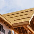 Łączenie krokwi na zakładkę – na czym polega? Wyjaśnienie