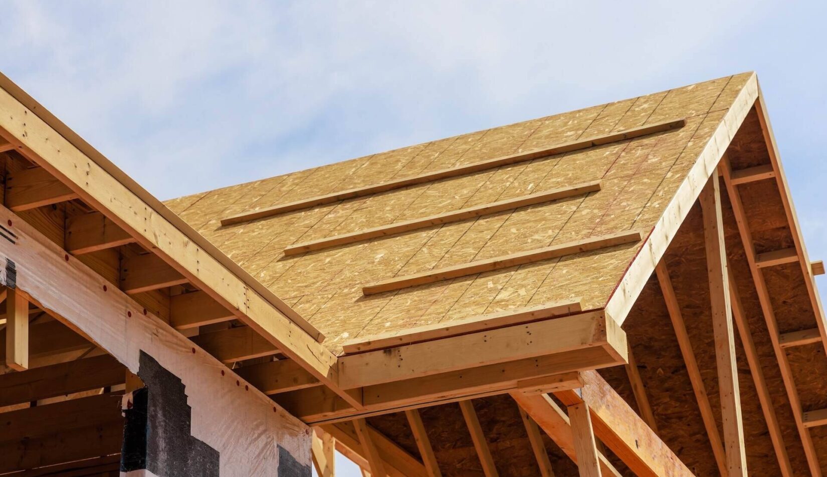 Łączenie krokwi na zakładkę – na czym polega? Wyjaśnienie