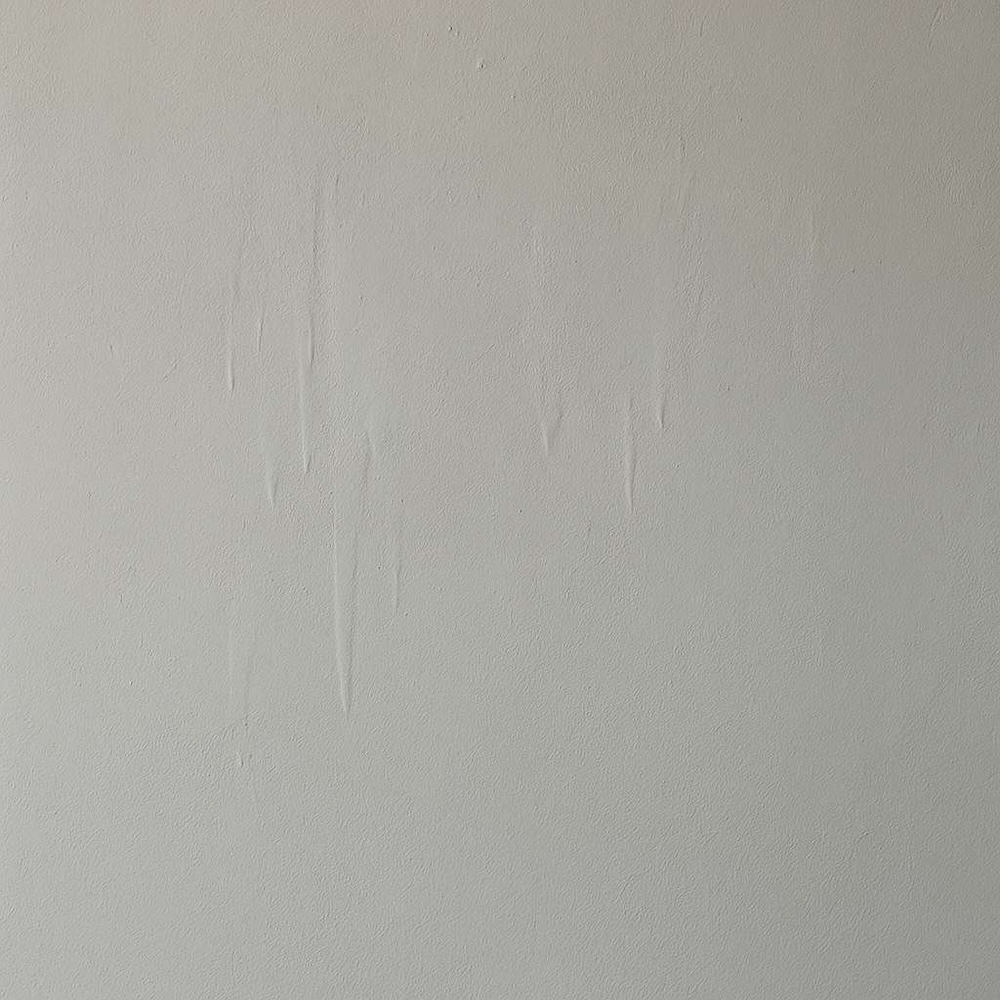 ściana z zaciekami z farby 