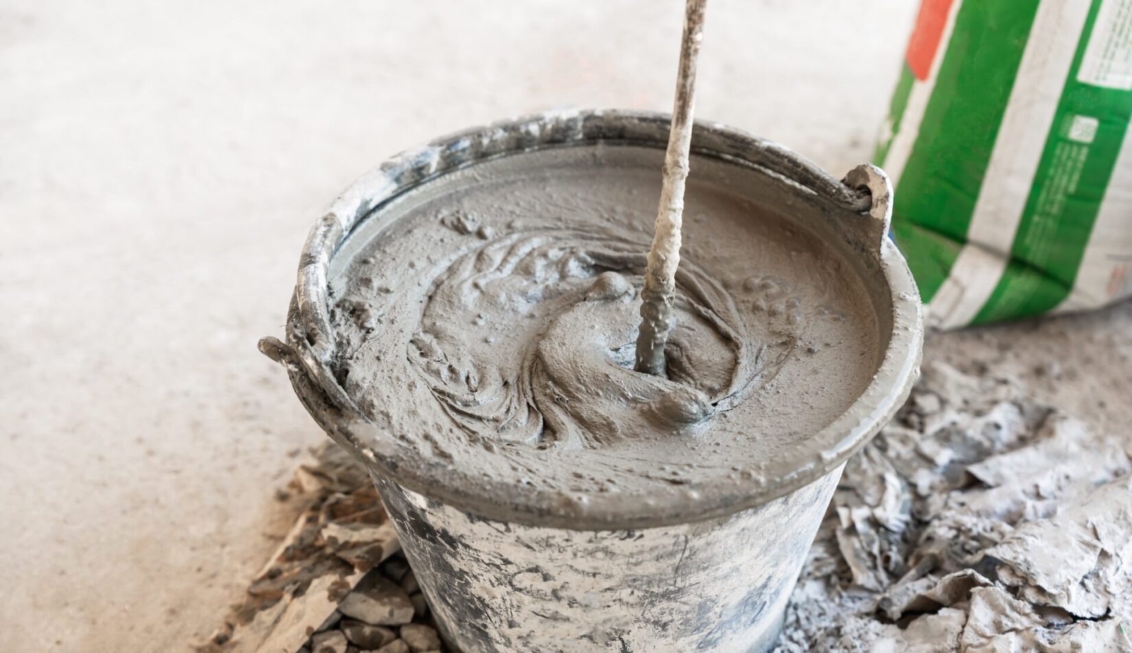 Ile cementu na m3 betonu B20? Praktyczne wyjaśnienie