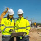 Czym powinna wyróżniać się kurtka na budowę?