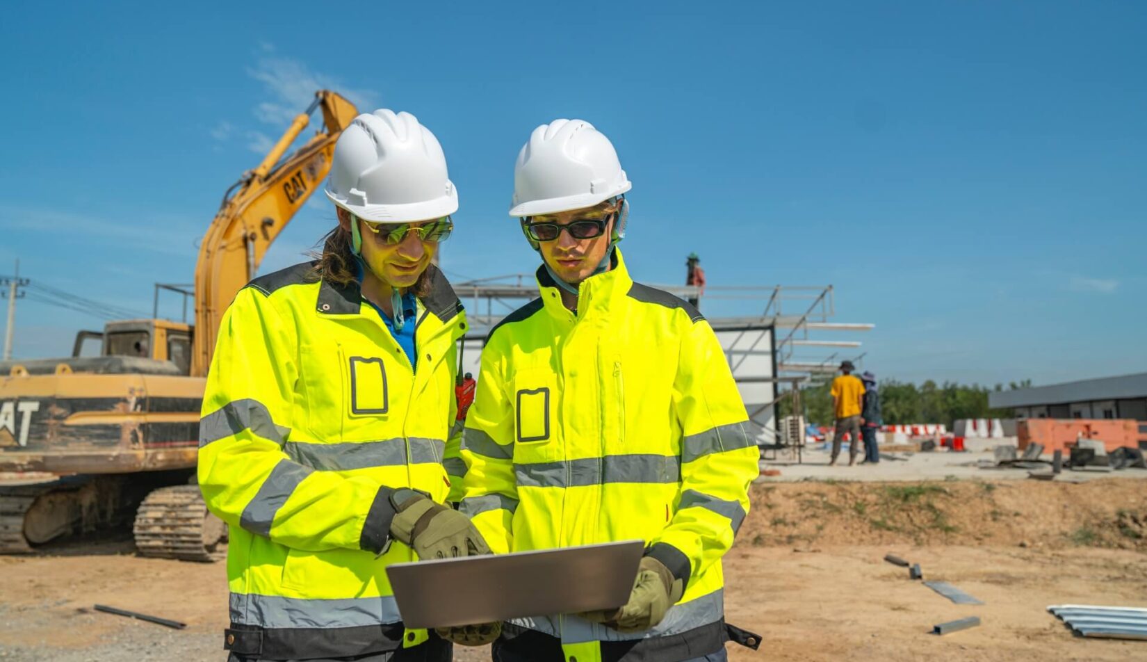 Czym powinna wyróżniać się kurtka na budowę?