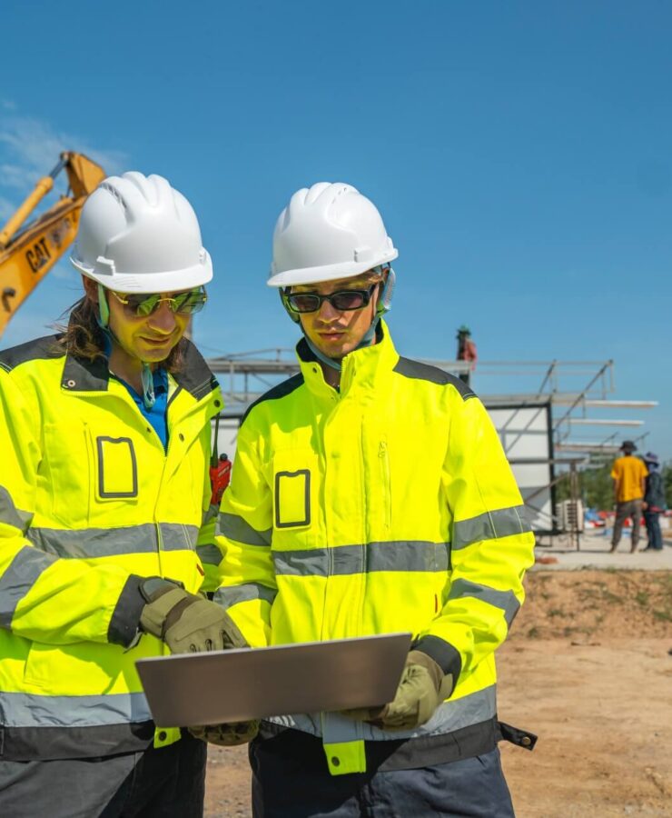 Czym powinna wyróżniać się kurtka na budowę?