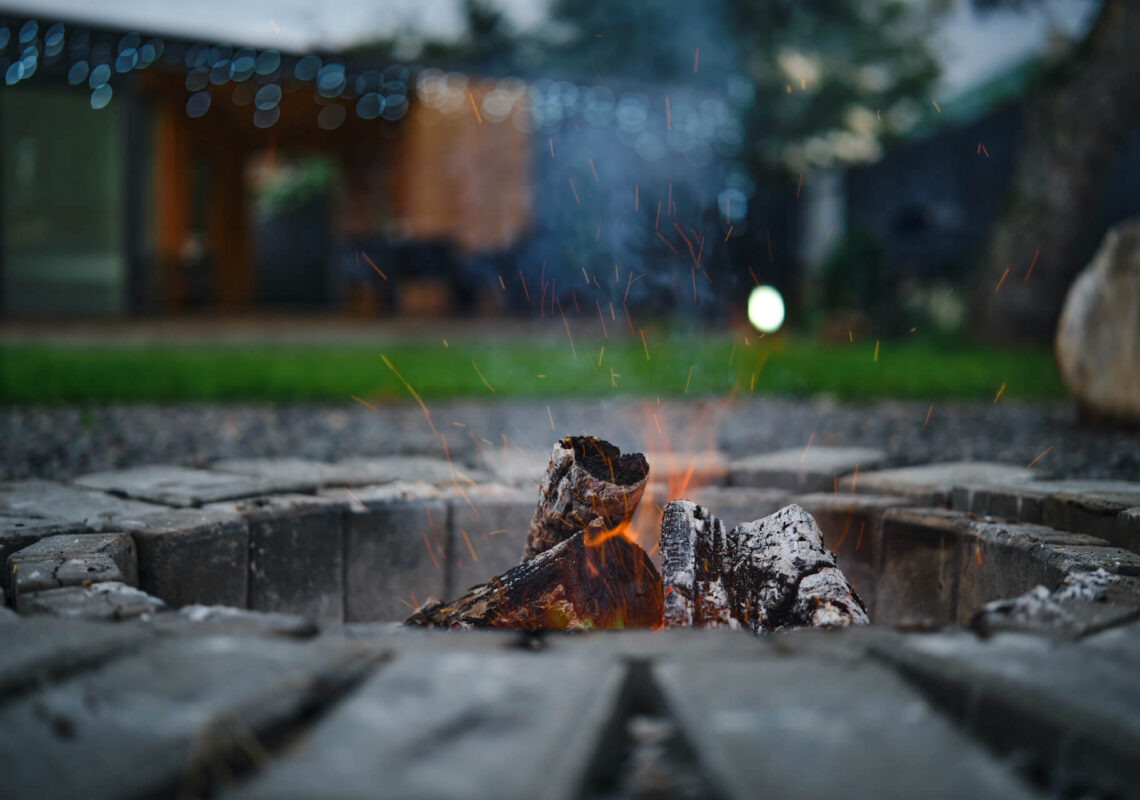 Ognisko w ogrodzie z cegły – jak zrobić? Wykonanie krok po kroku