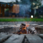 Ognisko w ogrodzie z cegły – jak zrobić? Wykonanie krok po kroku