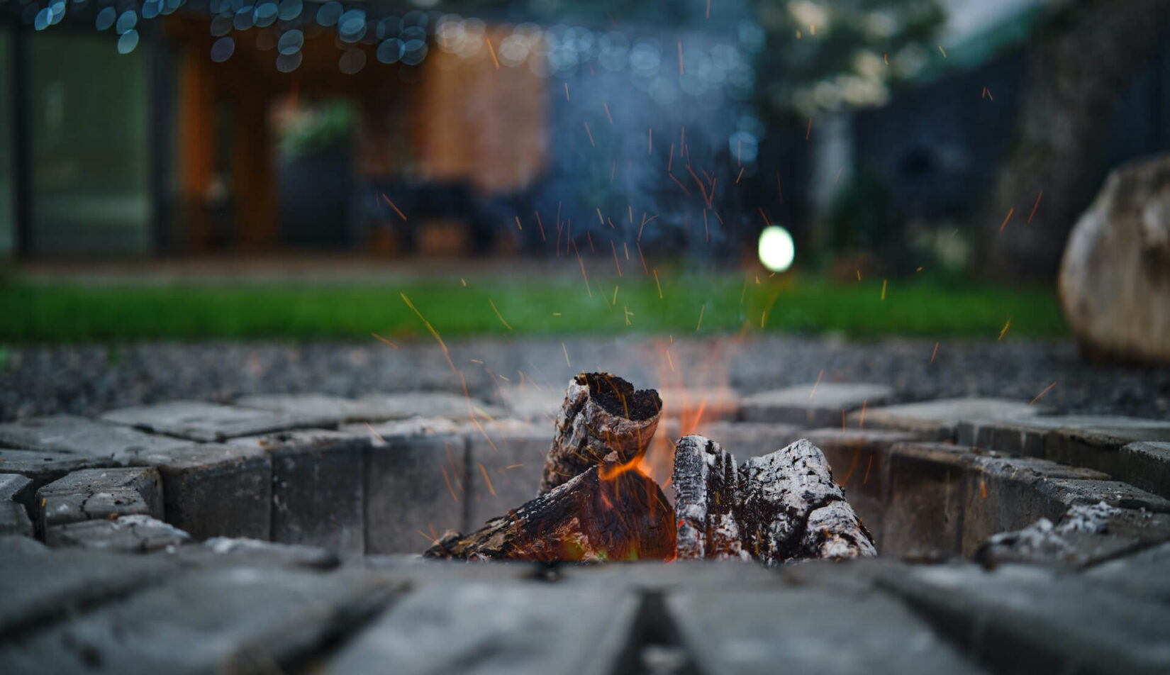 Ognisko w ogrodzie z cegły – jak zrobić? Wykonanie krok po kroku