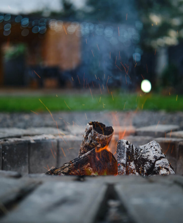 Ognisko w ogrodzie z cegły – jak zrobić? Wykonanie krok po kroku