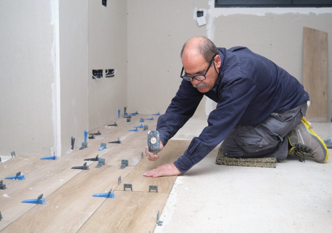 Układanie paneli – cena. Ile zapłacisz za materiał i robociznę? Odpowiedź