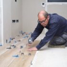 Układanie paneli – cena. Ile zapłacisz za materiał i robociznę? Odpowiedź