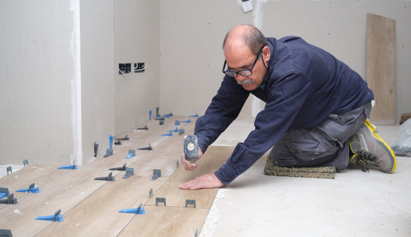 Układanie paneli – cena. Ile zapłacisz za materiał i robociznę? Odpowiedź