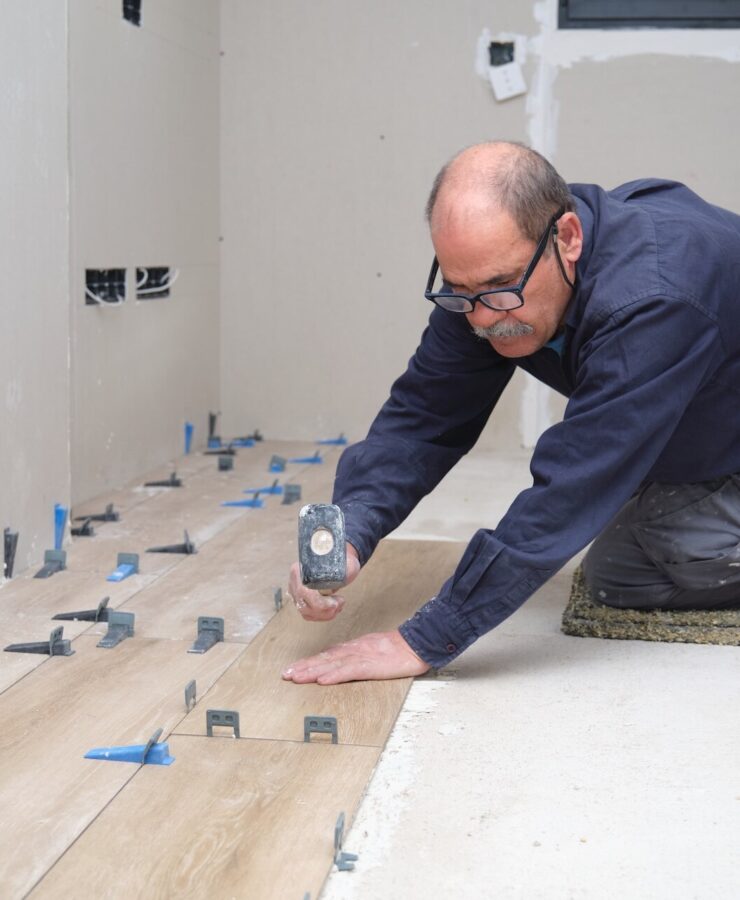 Układanie paneli – cena. Ile zapłacisz za materiał i robociznę? Odpowiedź