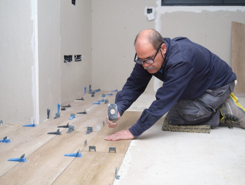 Układanie paneli – cena. Ile zapłacisz za materiał i robociznę? Odpowiedź