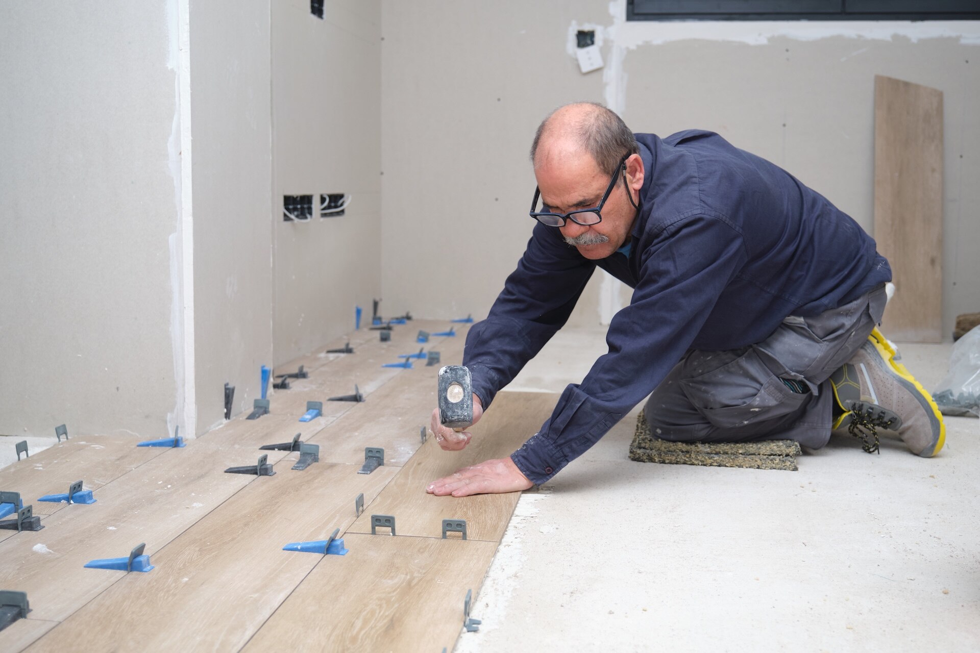 Układanie paneli – cena. Ile zapłacisz za materiał i robociznę? Odpowiedź