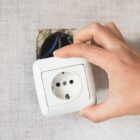 Z której strony faza w gniazdku? Podłączenie gniazdek krok po kroku