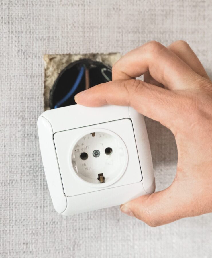 Z której strony faza w gniazdku? Podłączenie gniazdek krok po kroku