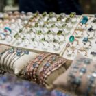 Profesjonalny sklep z biżuterią – co czeka na Ciebie w asortymencie?