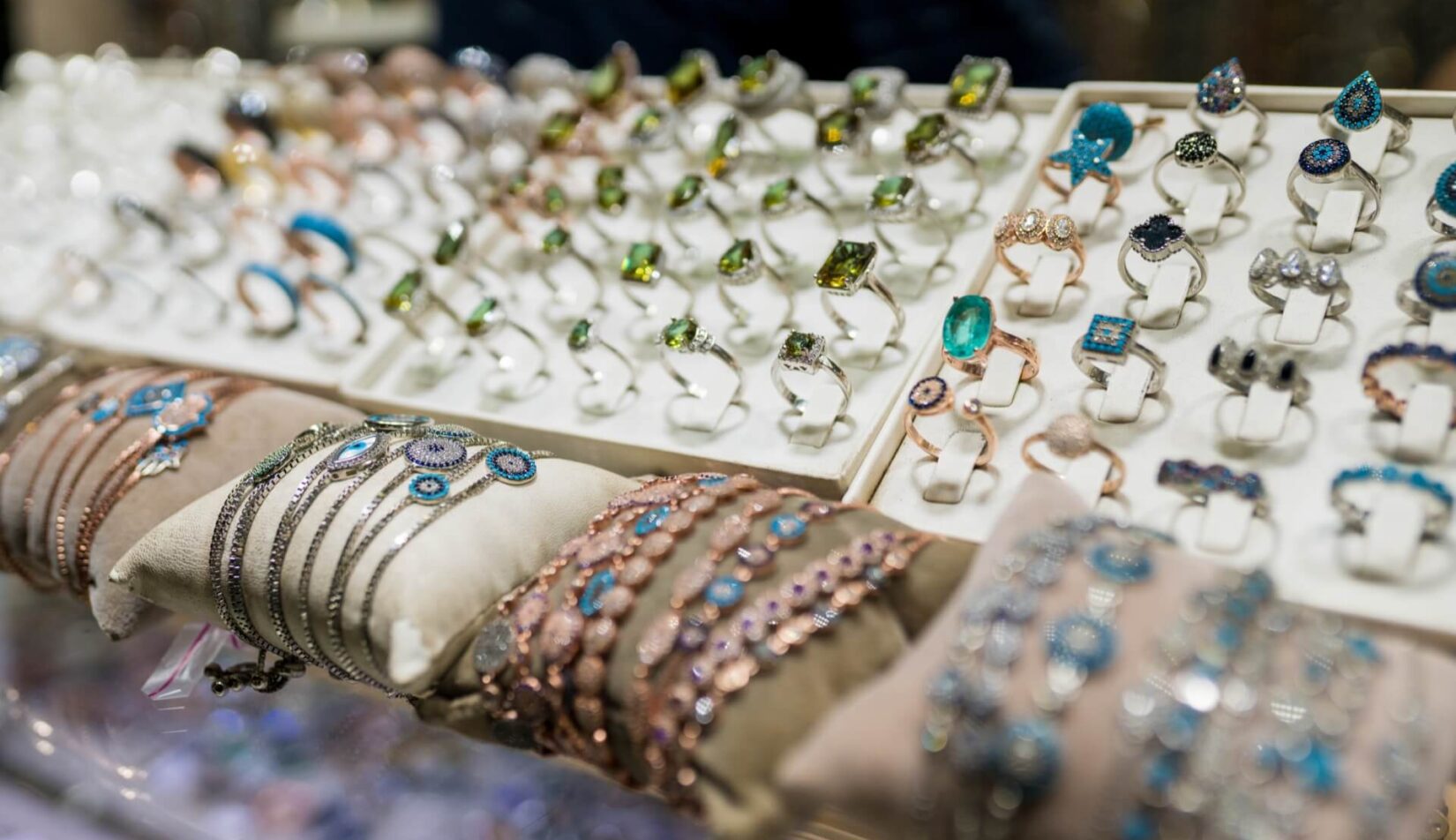 Profesjonalny sklep z biżuterią – co czeka na Ciebie w asortymencie?