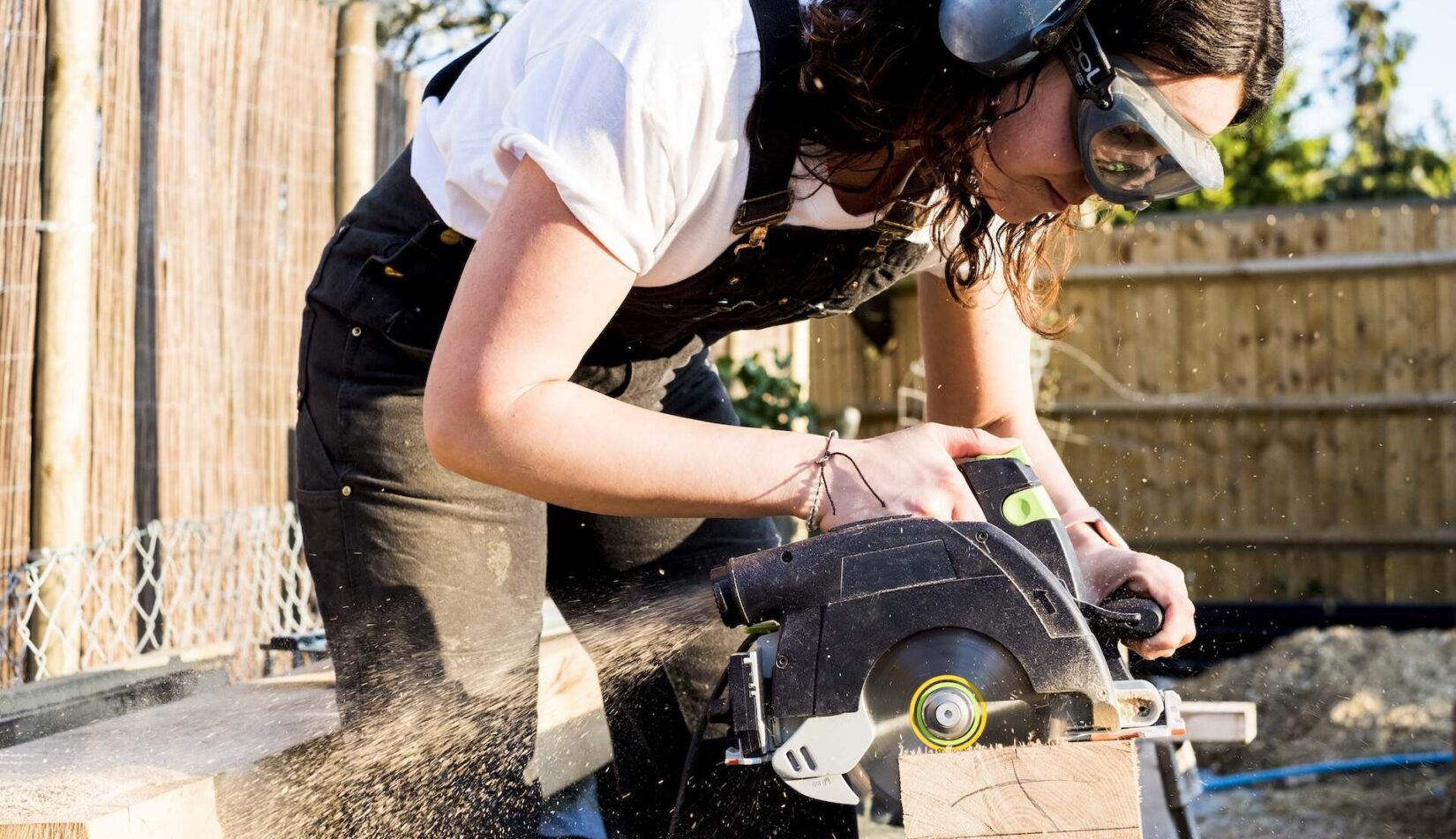 Jak dobrać odpowiednie narzędzia do precyzyjnego cięcia drewna? Praktyczny poradnik