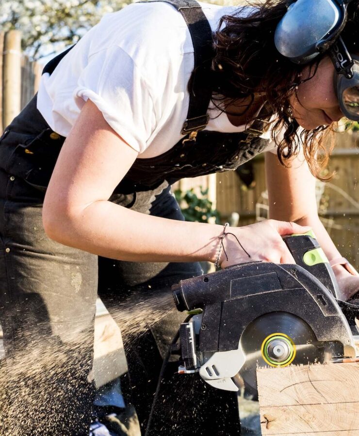 Jak dobrać odpowiednie narzędzia do precyzyjnego cięcia drewna? Praktyczny poradnik