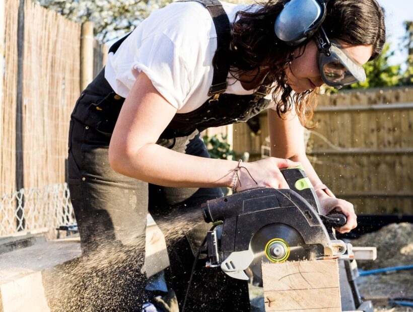 Jak dobrać odpowiednie narzędzia do precyzyjnego cięcia drewna? Praktyczny poradnik